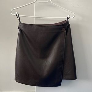 Aritzia Babaton Vicinity Faux Leather Skirt